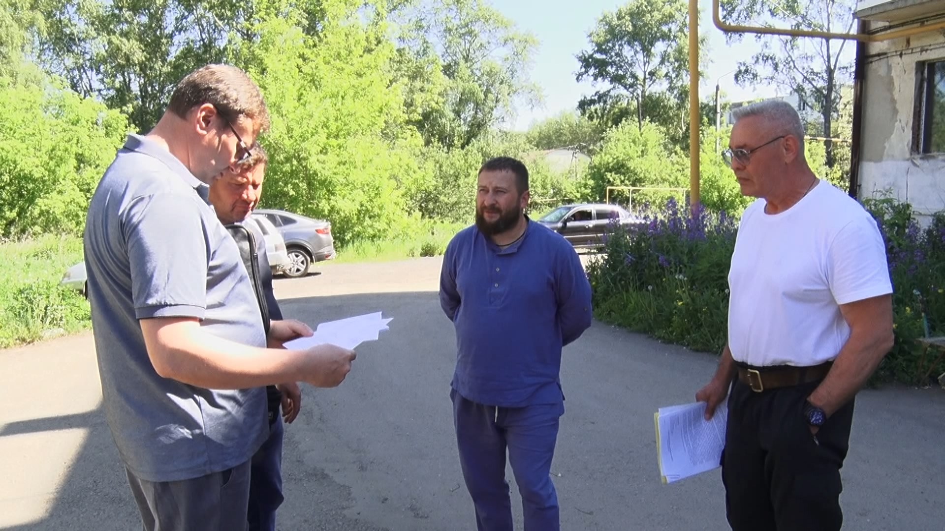 Возле домов 6 и 8 на улице Садовой два месяца назад появился неприятный запах