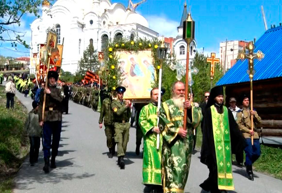 Праздник Святой Троицы в Златоусте отметили торжественным Архиерейским богослужением и Крестным ходом
