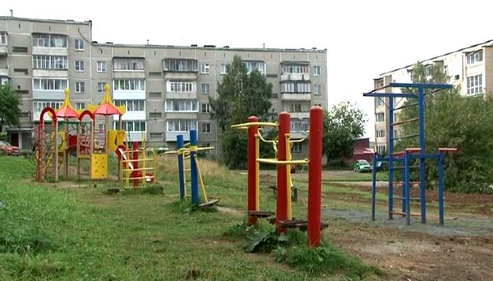 Во дворе дома №26 по ул. 40-летия Победы восстановили демонтированные тренажёры