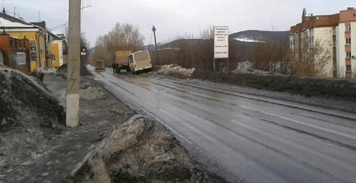 В Златоусте пассажирский автобус съехал на обочину, чтобы избежать столкновения