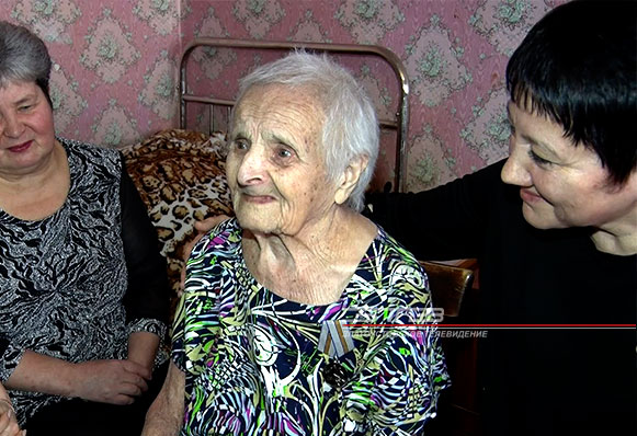 Тёплые слова и медаль в честь Великой Победы. Жительницу Златоуста поздравили со столетним юбилеем